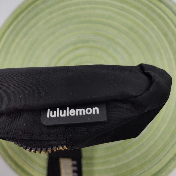 Lululemon Everywhere Crossbody Belt Bag Wordmark Black/Gold - Picture 5 of 5